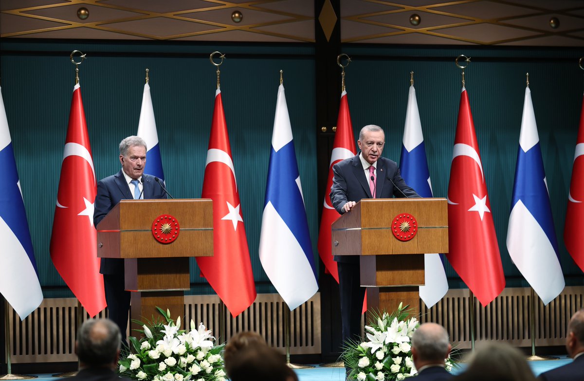 RTErdogan's tweet photo. Finlandiya Cumhurbaşkanı Sayın Sauli Niinistö ve heyetini Ankara’da misafir etmekten memnuniyet duyduk.

Sayın @Niinisto ile görüşmelerimizde, Türkiye - Finlandiya münasebetlerini geliştirme yönündeki ortak irademizi teyit ederken önümüzdeki dönemde atacağımız adımları ele aldık. 

Finlandiya’nın deprem felaketi karşısında uzattığı yardım eli dostluğumuzu pekiştirmiştir. Bu vesileyle, Finlandiya Hükümeti ile halkının gösterdiği dayanışma ve gönderdiği yardımlar için bir kez daha teşekkür ediyorum.

Finlandiya ile yatırımlar, savunma sanayii ve turizm alanları başta olmak üzere, ekonomik ve ticari iş birliğimizi çeşitlendirmeye hazırız. 

Türkiye, binlerce vatandaşını teröre kurban vermiş bir ülkedir. Herkesin malumu olduğu üzere, DEAŞ’tan PKK-PYD ve FETÖ’ye kadar, dünyanın en eli kanlı yapılarıyla, eş zamanlı mücadele ediyoruz. 

Bölgemizin geleceğinde hiçbir terör örgütüne yer olmadığına inanıyoruz. Adı, iddiası ve arkasındaki hesaplar ne olursa olsun, ülkemizin bekasına, milletimizin canına kasteden örgütlerin kökünü kazımakta kararlı olduğumuzu, her fırsatta ve zeminde açıkça ortaya koymaktayız. 

NATO’nun genişleme sürecini, bu gerçekler çerçevesinde değerlendiriyoruz. 

Ülkemizin haklı güvenlik kaygılarını gidermek yolunda gösterilen hassasiyete, atılan somut adımlara ve kaydedilen mesafeye binaen, Finlandiya’nın NATO’ya Katılım Protokolü’nün Meclisimizdeki onay sürecini başlatmaya karar verdik. 

Bu kararımızın, ülkelerimiz başta olmak üzere, İttifakımız için hayırlı olmasını diliyorum. Finlandiya’nın üyeliğiyle daha da güçlenecek NATO, bu sayede küresel güvenlik ve istikrarın muhafazasında daha etkin rol oynayacaktır. 

Sayın Cumhurbaşkanı’nın gerçekleştirdiği bu ziyaretin, ikili iş birliğimizin güçlenmesine ve halklarımız arasındaki dostluğun derinleşmesine katkıda bulunacağına inanıyorum.