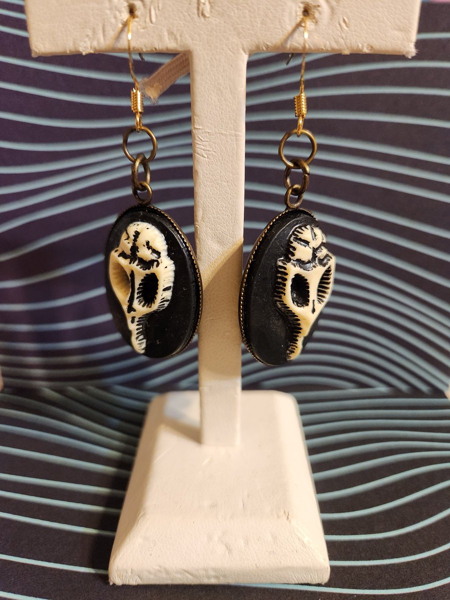 ANewTempo's tweet photo. Look what I just made! New earring babies.
I think im keeping the hands 😂.
But I have 3 other options 

Get them in my etsy shop

🔗 in bio https://t.co/kgPSY0f0j7