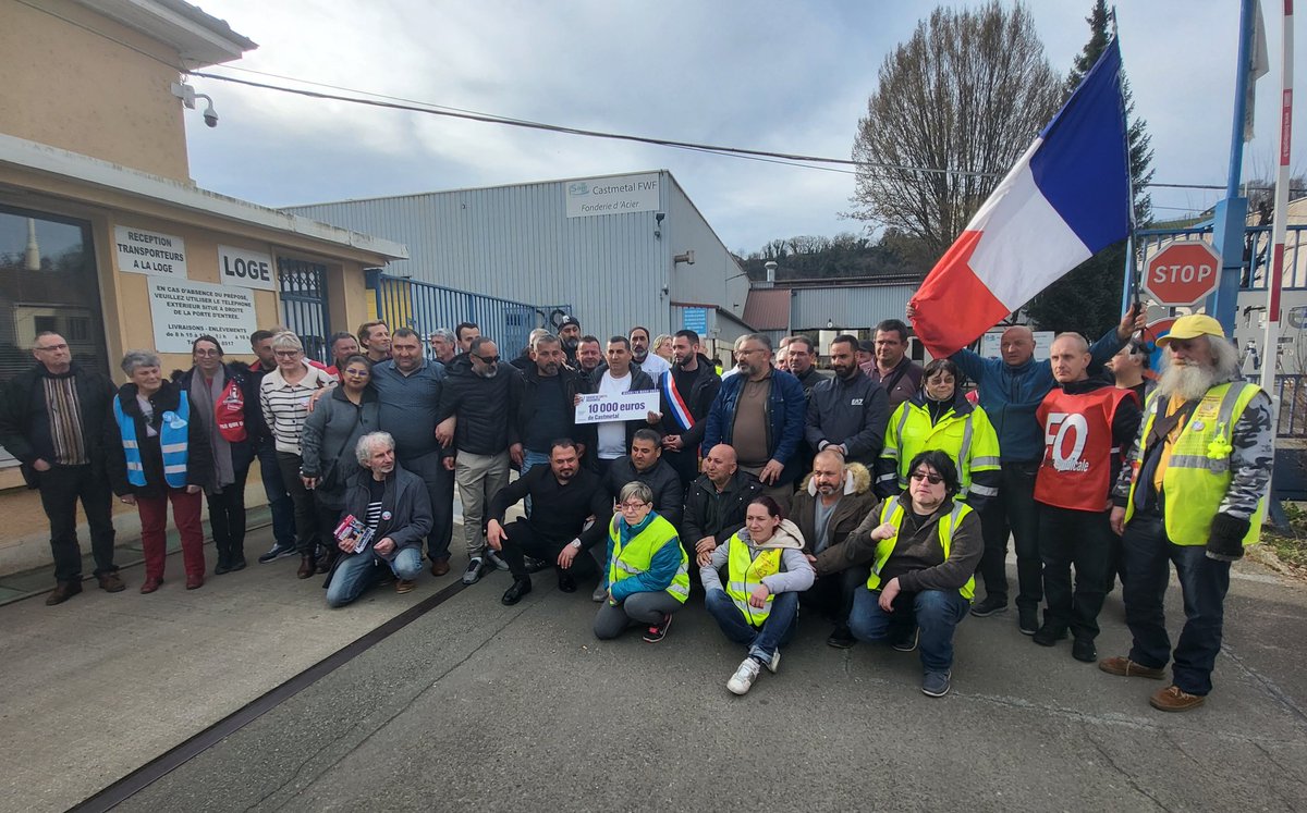 FlorianChauche9's tweet photo. J'ai remis aux salariés de #Castmetal un chèque de 10 000€ venant de la caisse de grève de @FranceInsoumise.
5 semaines de conflit pour les salaires, pour les retraites, dans un métier où pénibilité est un mot qui a du sens. Fier de les soutenir !
Bravo et courage à eux ✊️ https://t.co/65PcElFThO