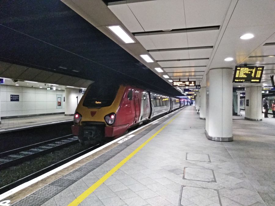 BIRMINGHAM. 
New Street Station 19-01-19.
Virgin Voyager 222102.
#Birmingham #Railways #BirminghamNewStreet #VirginTrains