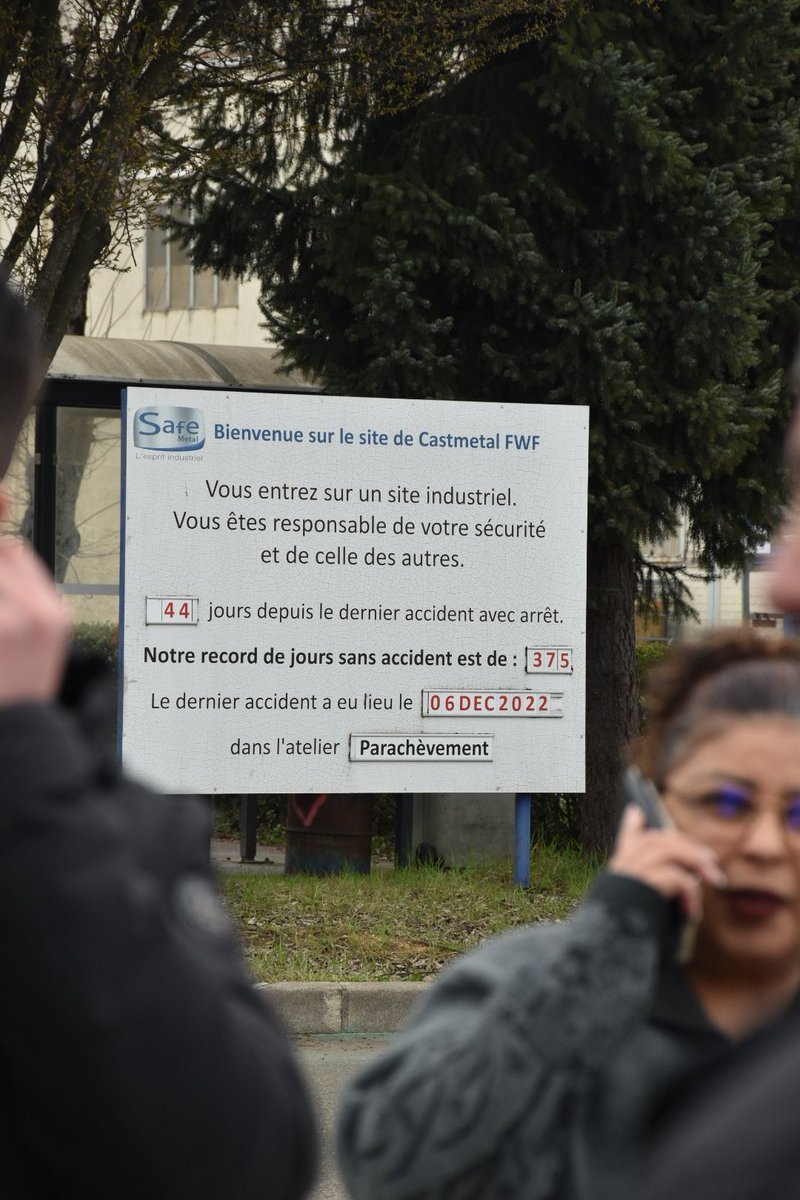 FlorianChauche9's tweet photo. J'ai remis aux salariés de #Castmetal un chèque de 10 000€ venant de la caisse de grève de @FranceInsoumise.
5 semaines de conflit pour les salaires, pour les retraites, dans un métier où pénibilité est un mot qui a du sens. Fier de les soutenir !
Bravo et courage à eux ✊️ https://t.co/65PcElFThO