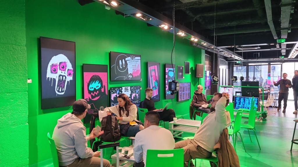 brude_cop's tweet image. We finally have a lot of work in the office!😎

I'll tell you a secret, a big advertising company is waiting for our museum. This is more than $1 million
We want our museum to be the best!❤