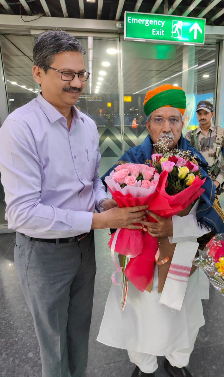 RrrlfKolkata's tweet photo. In connection with the visit of Shri @arjunrammeghwal Ji, Hon'ble MoS, @MinOfCultureGoI, @DrAPSingh_BHU, DG, @RrrlfKolkata welcomed him at the Kolkata Airport
#BooksforAll
#LibrariesforAll
#AmritMahotsav https://t.co/gixOHxL1BV