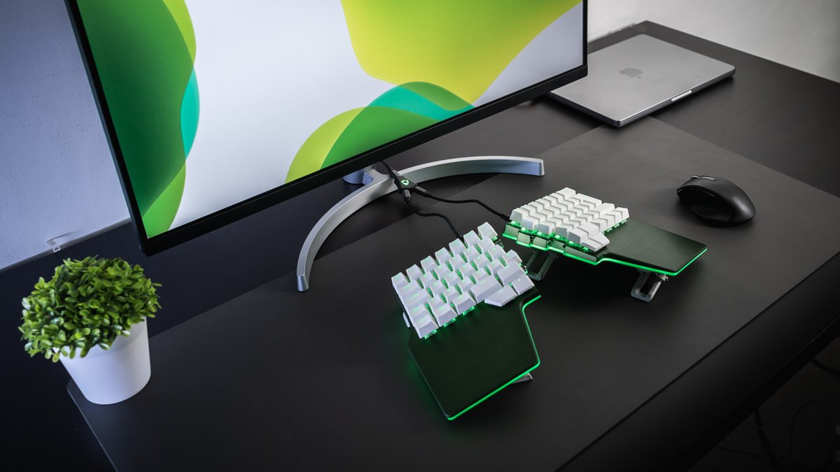 DygmaLab's tweet photo. What better way to celebrate St. Patrick's Day than with a one-of-a-kind Dark Elf Dygma Raise with white keycaps? 🍀

Literally, only two were ever made, and the other one is in a pot at the end of the rainbow 🌈

If you want it, like and comment for a chance to buy it ($459)🤞 https://t.co/urYXJzOEb0