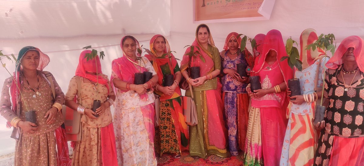 sumanOsian's tweet photo. आफरी जोधपुर में आज वृक्ष उत्पादक मेले में किसान बहनो के साथ भाग लिया। https://t.co/BDHLsn4Ucz