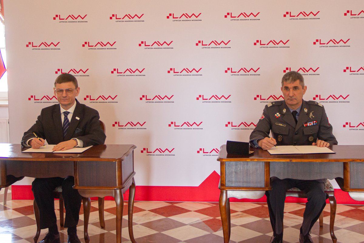 POLSA_GOV_PL's tweet photo. 17.03.2023 Prezes @POLSA_GOV_PL prof. Grzegorz Wrochna oraz Rektor – Komendant @LWojskowa w Dęblinie – gen. bryg. Krzysztof Cur podpisali porozumienie. 🚀✈️ W planach: organizacja staży, pozyskiwanie studentów do sektora lotniczo-kosmicznego, wzajemne promowanie działań. https://t.co/d9gRzNOJTB