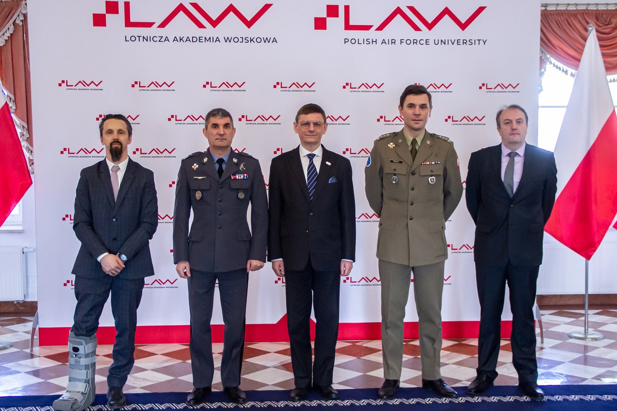 POLSA_GOV_PL's tweet photo. 17.03.2023 Prezes @POLSA_GOV_PL prof. Grzegorz Wrochna oraz Rektor – Komendant @LWojskowa w Dęblinie – gen. bryg. Krzysztof Cur podpisali porozumienie. 🚀✈️ W planach: organizacja staży, pozyskiwanie studentów do sektora lotniczo-kosmicznego, wzajemne promowanie działań. https://t.co/d9gRzNOJTB