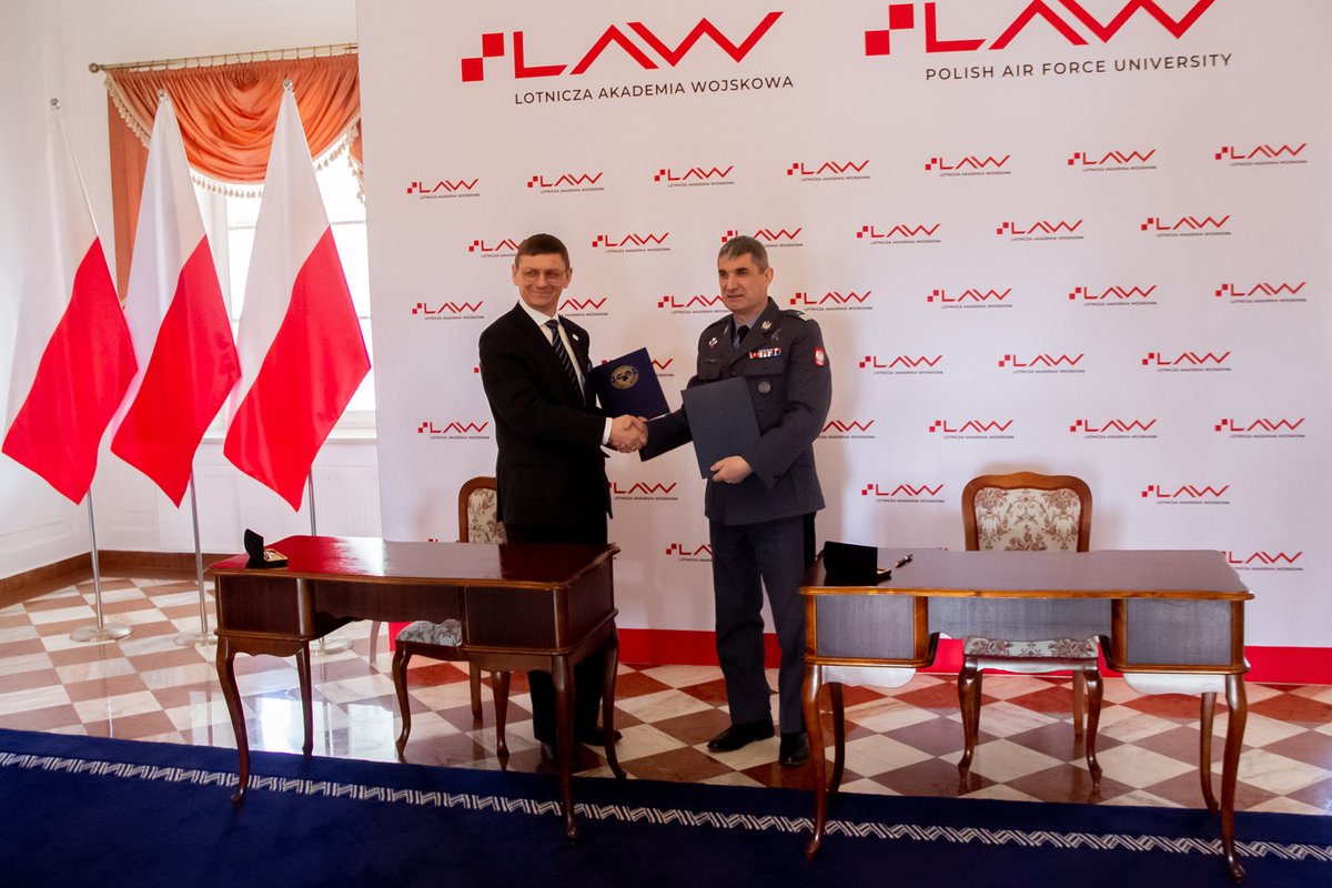 POLSA_GOV_PL's tweet photo. 17.03.2023 Prezes @POLSA_GOV_PL prof. Grzegorz Wrochna oraz Rektor – Komendant @LWojskowa w Dęblinie – gen. bryg. Krzysztof Cur podpisali porozumienie. 🚀✈️ W planach: organizacja staży, pozyskiwanie studentów do sektora lotniczo-kosmicznego, wzajemne promowanie działań. https://t.co/d9gRzNOJTB