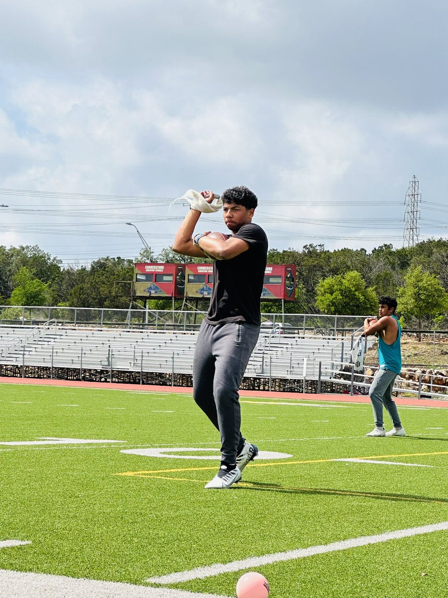 malcolm_carter7's tweet image. Autograph your work with excellence #YVQB 

Great QB session with @YVQBacademy and was able to get some WR work with @LucasColeyy