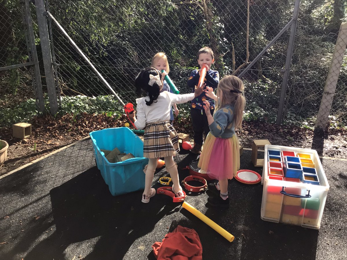 H_E_P_S's tweet image. Cocklemoor enjoyed some spring themed provision today. They were busy cutting spring flowers to make potions and painting. #hepsartanddt #hepscience