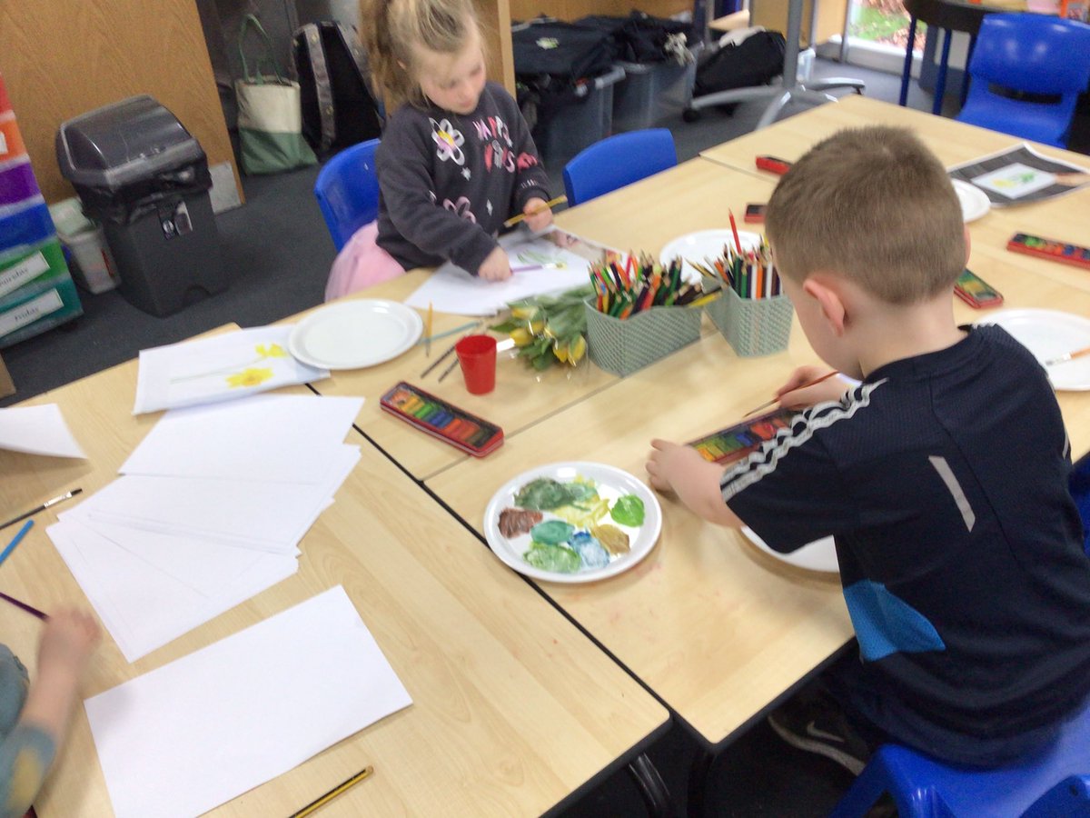 H_E_P_S's tweet image. Cocklemoor enjoyed some spring themed provision today. They were busy cutting spring flowers to make potions and painting. #hepsartanddt #hepscience