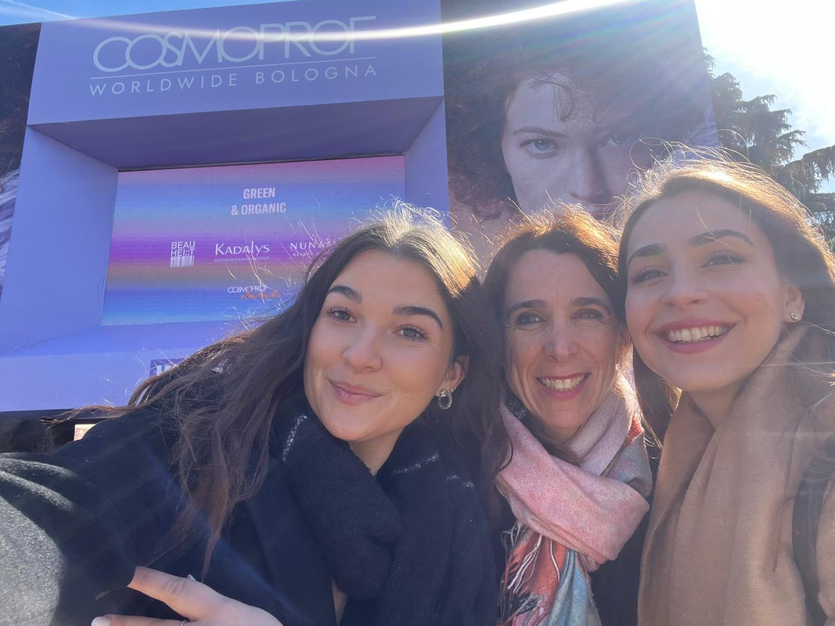 Hylobates_cons's tweet photo. 🇬🇧 Hylo's Francesca, Lucilla and Martina visited @cosmoprofworld  day 1!
Keywords: All types of face masks body lotions, famous drinks scented, clean beauty, Korean skin care, beauty from within...
#Cosmoprof2023 #CosmoprofWorldwide #Cosmoprof #CosmoVision #CosmoTrends  #Boutique https://t.co/O4wERf2lPE