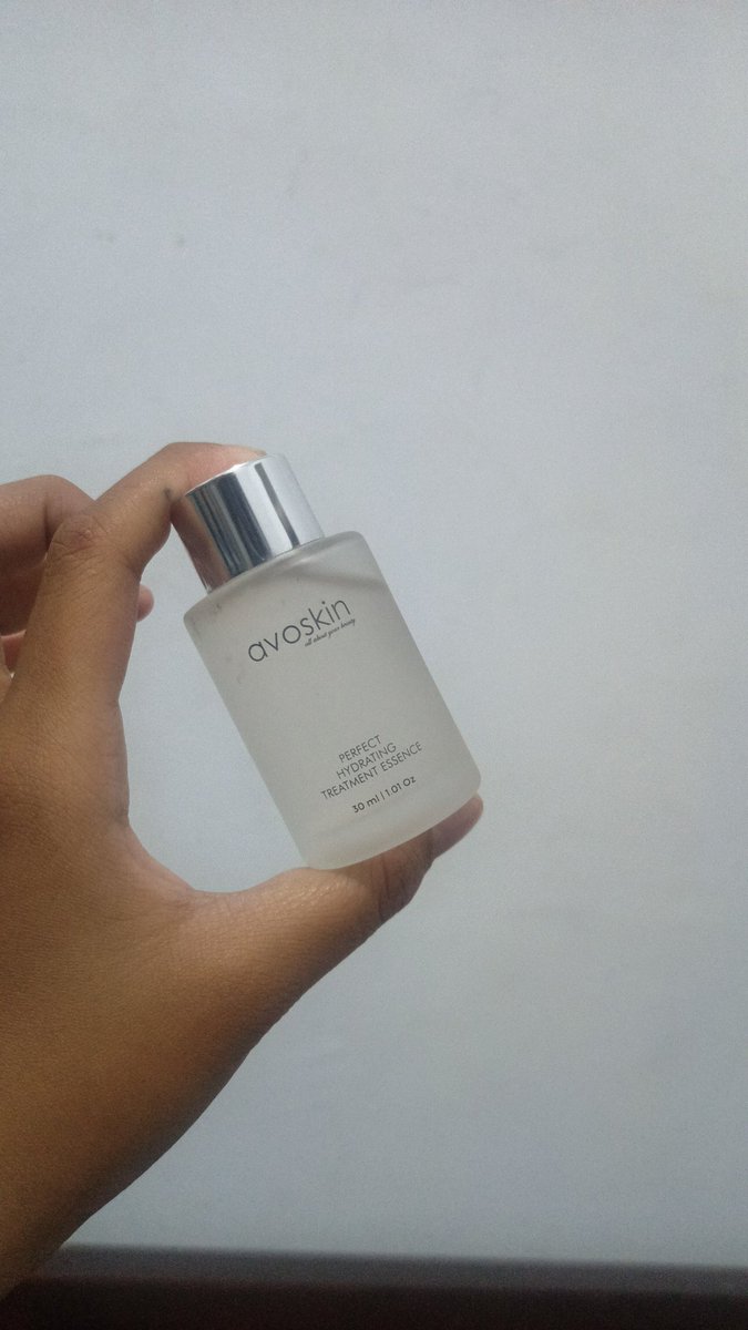 LuthfiantiF's tweet photo. Lagi gabut,, iseng review aja kali yaa
First time cobain produknya Avoskin.
Ternyata yg ini enak banget buat kulit kering dan kusam. 😍
#racuninskincare #RUBIReviewAvoskin https://t.co/3rQ70EalGH