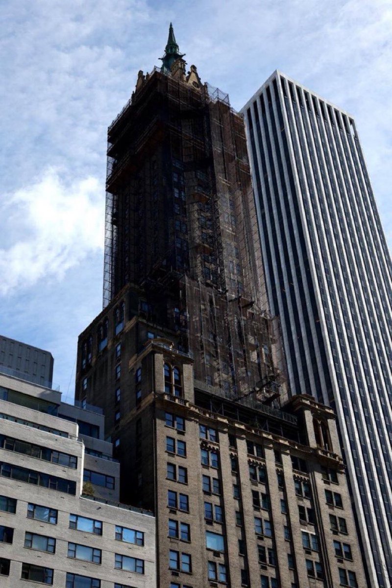 Roberts59064781's tweet image. Why the building got burned a few hours later after Miles Guo was handcuffed and taken away by the FBI?