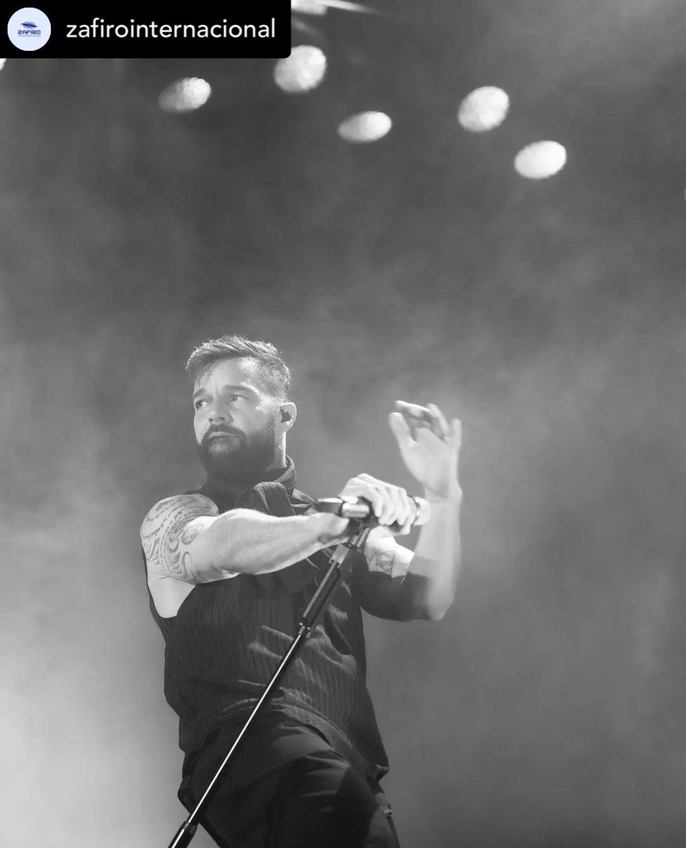 #repost @zafirointernacional Recuerdas sus primeras canciones de @ricky_martin ? . . . . . #zafirointernaciona #musica #music #conciertos #gira #tour #wearezafiro #wearelatam #fans #fanaticos #tuartistabyzafiro #wordtour #lovemusic #singer #musicals