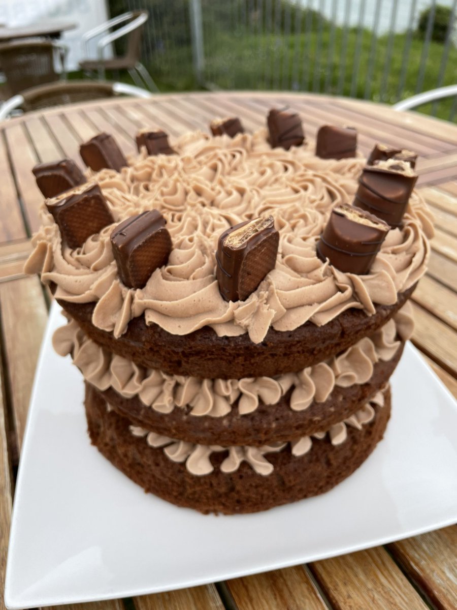 Blueberrys_cafe's tweet photo. Cakes for tomorrow are Kinder Bueno,  Coconut and Lime, Coffee and Walnut and GF Victoria Sponge 

#blueberryscafe #cake #iow #yummy #homemade #saturday #tasty #delicious #weekend #cakeaway #treats #cafewithaview #shoplocal #supportlocal #cafe #smallbusinessuk #coffee #glutenfree https://t.co/UYyCZgKynq