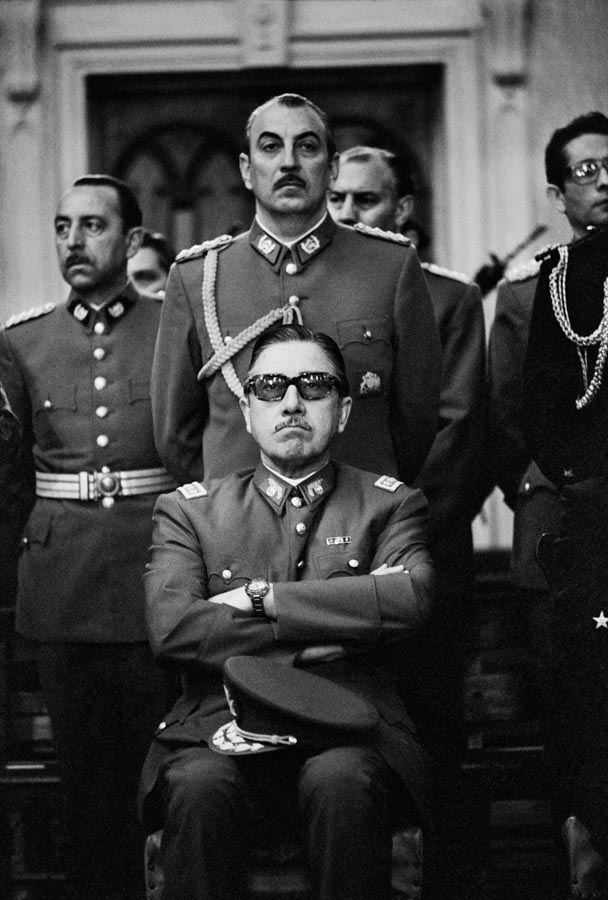 ChasGerretsen's tweet image. Re: mi imagen del general Pinochet con gafas de sol, un retrato icónico de un dictador latinoamericano. En los últimos 49 años, esta imagen ha sido utilizada por decenas de miles de personas para luchar contra el fascismo. Que yo sepa, la postal ya no se vende en el museo.