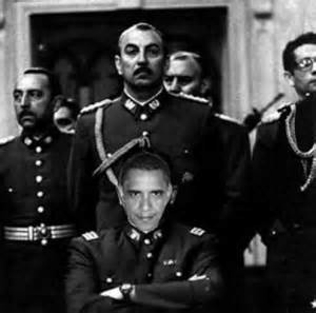 ChasGerretsen's tweet image. Re: mi imagen del general Pinochet con gafas de sol, un retrato icónico de un dictador latinoamericano. En los últimos 49 años, esta imagen ha sido utilizada por decenas de miles de personas para luchar contra el fascismo. Que yo sepa, la postal ya no se vende en el museo.