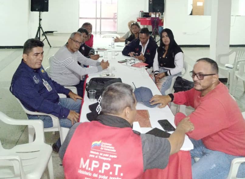 Invest_vzlaofic's tweet image. El Equipo de Trabajo del #MPPT , El  @Invest_vzlaofic y los directores de Transporte Municipales #Carabobo desarrollaron  temas  sobre Aulas Viales y proceso de Certificación para el Transporte Público en la prórroga que #INTT otorgó para organizar el trabajo de forma eficiente.