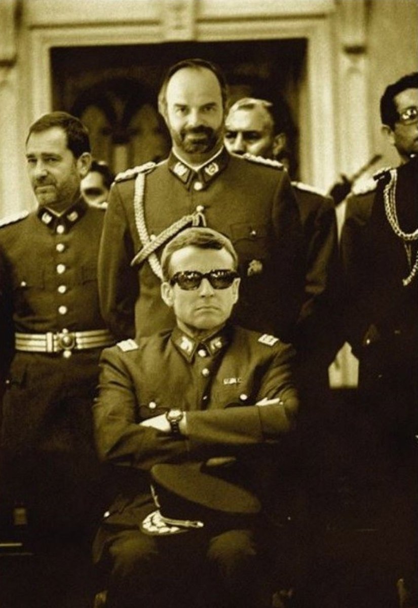 ChasGerretsen's tweet image. Re: mi imagen del general Pinochet con gafas de sol, un retrato icónico de un dictador latinoamericano. En los últimos 49 años, esta imagen ha sido utilizada por decenas de miles de personas para luchar contra el fascismo. Que yo sepa, la postal ya no se vende en el museo.
