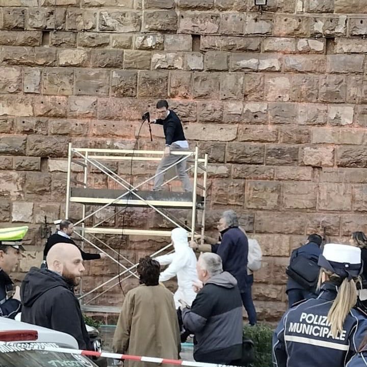manolo_loop's tweet photo. Non usa né casco né mascherina.

Non lavora in sicurezza sull’impalcatura.

Non ha titolo per operare un intervento di restauro.

Usa l’idropulitrice come una clava provocando danno peggiori della vernice ad acqua.

Nardella dovrebbe essere multato dai suoi stessi dipendenti. https://t.co/dWjjxhN6XJ