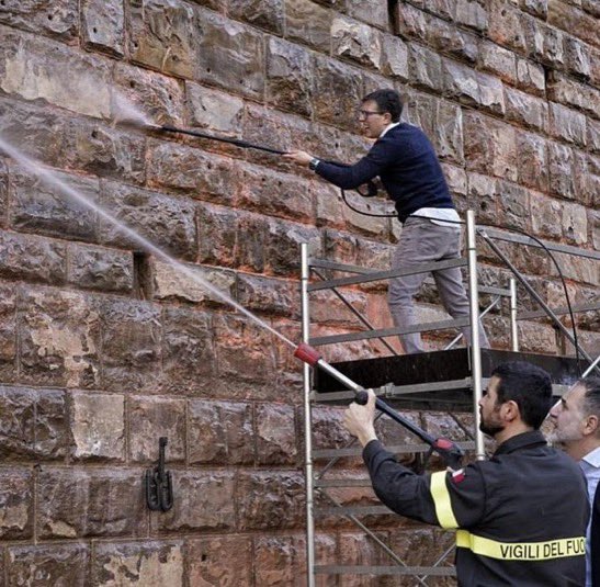 manolo_loop's tweet photo. Non usa né casco né mascherina.

Non lavora in sicurezza sull’impalcatura.

Non ha titolo per operare un intervento di restauro.

Usa l’idropulitrice come una clava provocando danno peggiori della vernice ad acqua.

Nardella dovrebbe essere multato dai suoi stessi dipendenti. https://t.co/dWjjxhN6XJ