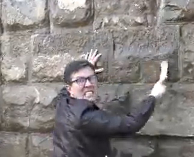 manolo_loop's tweet photo. Non usa né casco né mascherina.

Non lavora in sicurezza sull’impalcatura.

Non ha titolo per operare un intervento di restauro.

Usa l’idropulitrice come una clava provocando danno peggiori della vernice ad acqua.

Nardella dovrebbe essere multato dai suoi stessi dipendenti. https://t.co/dWjjxhN6XJ