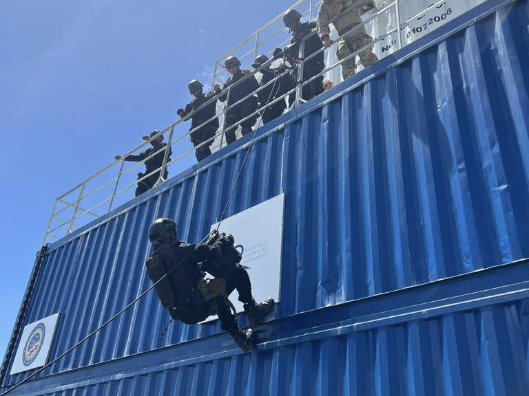 INTERPOL_HQ's tweet photo. Western Indian Ocean: INTERPOL Projects Compass and Port Security provided training this week for first responders, encouraging law enforcement and military officials to work together to improve investigations of maritime-based crimes.
🇩🇯🇰🇪🇲🇺🇸🇨 https://t.co/lwAysUxta9