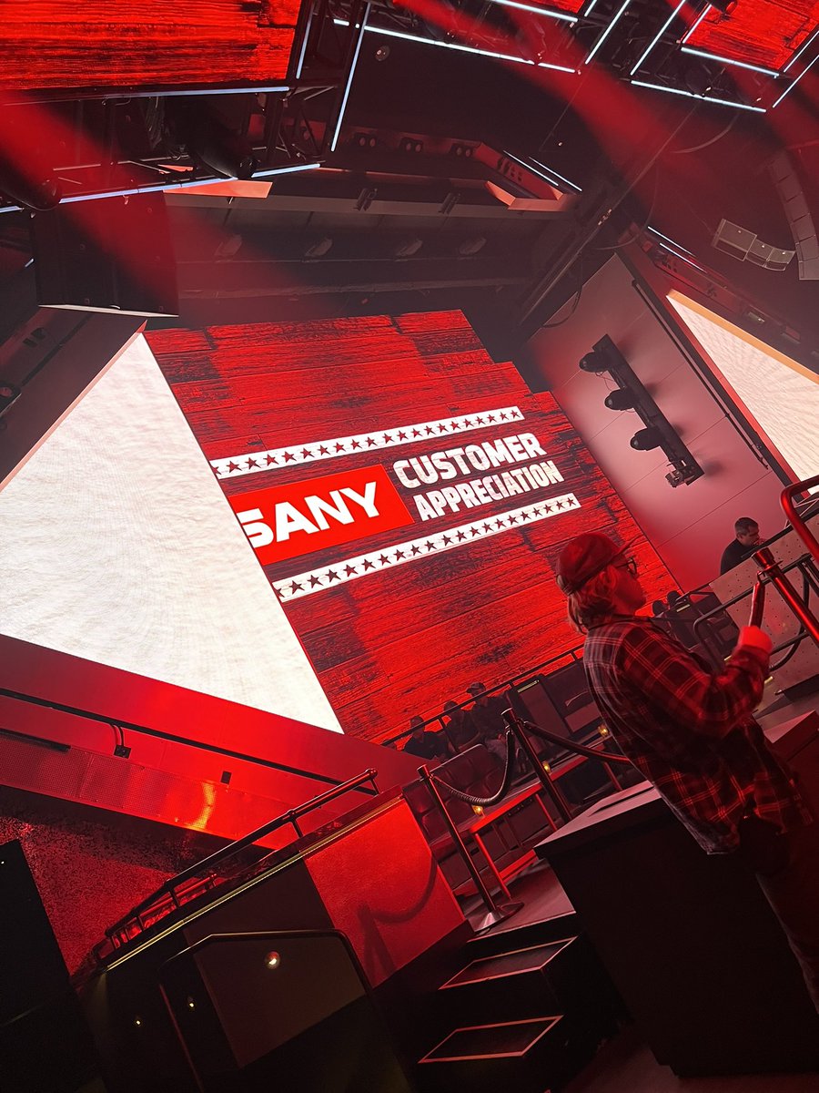 TomYanktonMusic's tweet photo. Last day performing @conexpoconagg in Vegas! Thank you, @SanyGroup for your incredible hospitality! And we got to hear @RileyGreenMusic!! 🎶
#tomyankton #sanygroup #conexpo #rileygreen https://t.co/IzjRHS35SJ