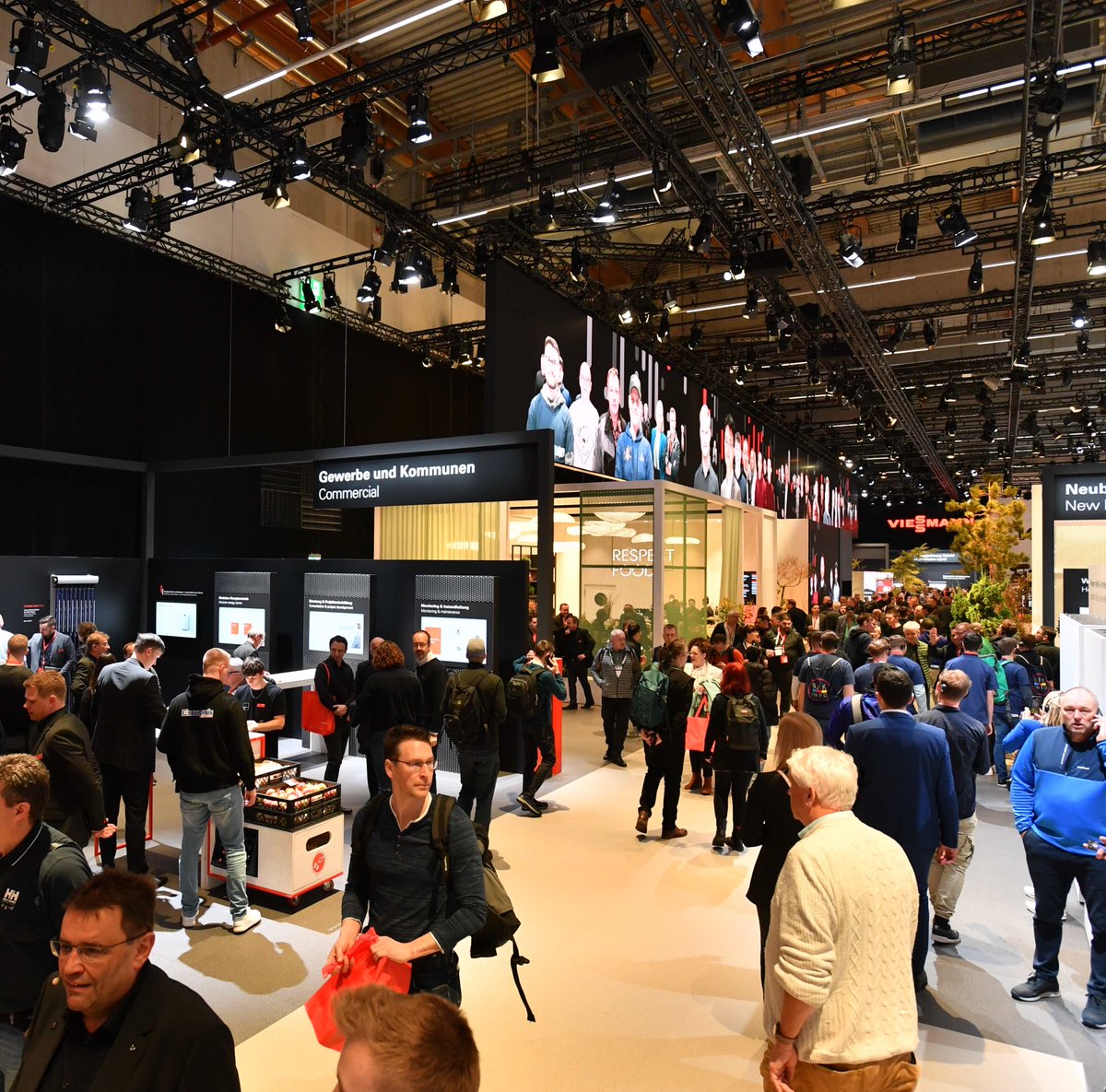 Viessmann's tweet photo. Fünf unglaublich spannende und aufschlussreiche Tage voller #ISH23-Highlights liegen nun hinter uns. Vielen Dank an unsere Partner, Familienmitglieder und alle, die uns an unserem Stand besucht und den Livestream von Zuhause verfolgt haben! #ISH2023 https://t.co/3p9eKqXJNA