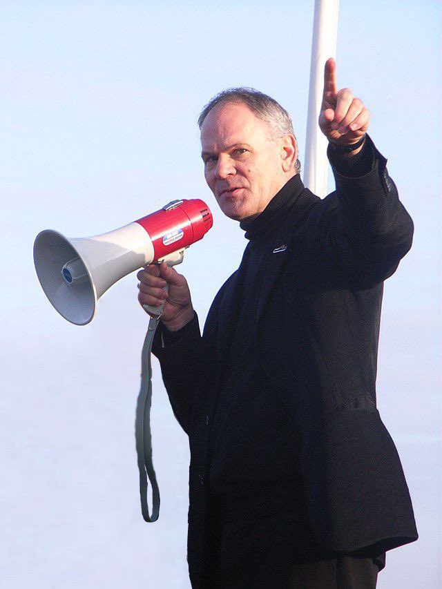 Met het overlijden van Adri Duivesteijn verliezen we een buitengewoon gewaardeerd partijgenoot en fijn mens. Deskundig, bevlogen en met een groot sociaal hart voor de samenleving, zo zal ik mij hem altijd herinneren. Ik wens zijn familie en vrienden heel veel sterkte toe.