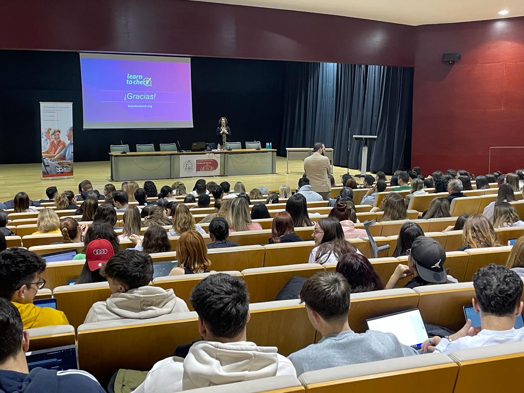 learntocheck's tweet photo. Esta semana el equipo de @learntocheck ha formado a 950 personas 👩🏻‍🏫 en:

📌 Barcelona #AmericanSpaceBCN y #TechandPlay con @r_cuartielles y @miquel_urmeneta 
📌 Zamora y Benavente con @nereidacarrillo 
📌 Llíria con @martameneuborja 

¡Feliz fin de semana! El lunes más 💪💪 https://t.co/OlAISFd1FK