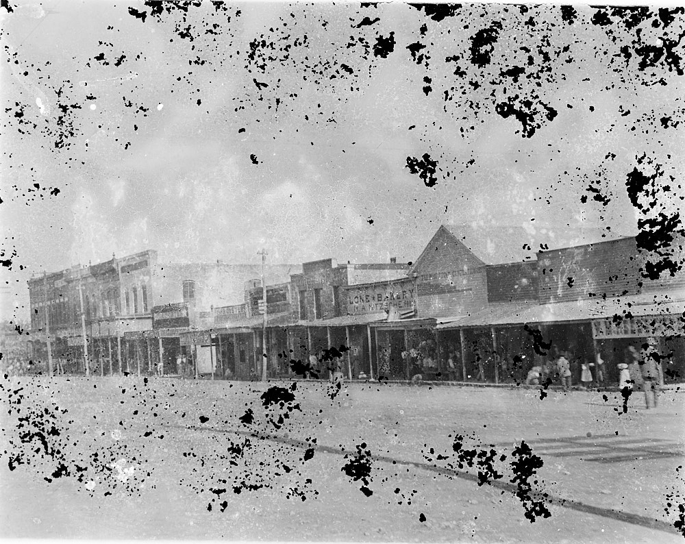 A bit of San Marcos history: San Antonio Street, south side of the courthouse Square,  c.1907
#txstUnivHistory from the Centra Texas Glass Plate Negative Collection.
 #SanMarcosTX

See the digital exhibition at  ow.ly/ho5950MEyet