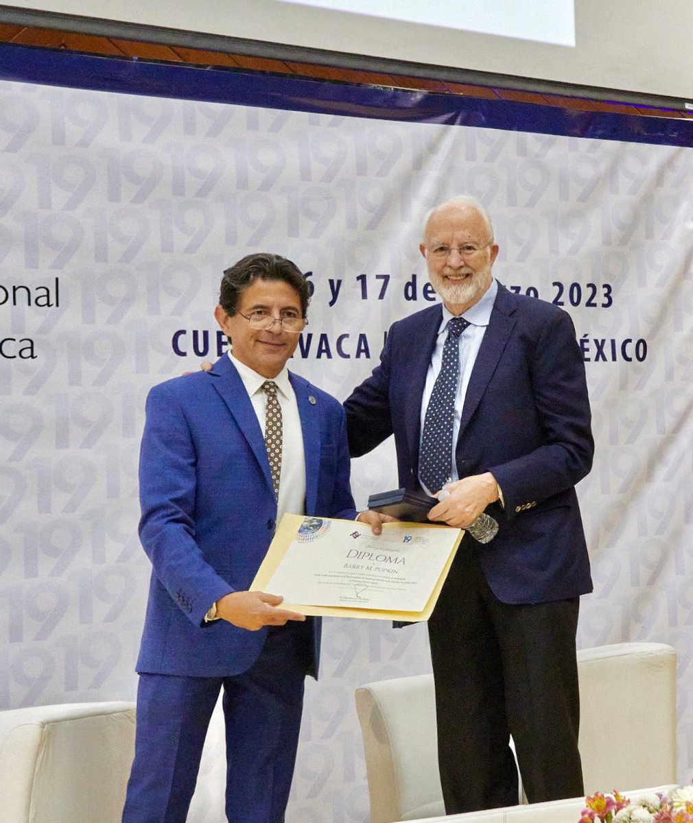 SBarquera's tweet photo. What a great session. @inspmx gave the Bobadilla award in Public Health to Prof. Barry Popkin from @GFRP_UNC @UNCPopCenter @UNCpublichealth for his contributions to health in Mexico and around the world. A mentor for many of us at @1CINyS
#19CONGISP https://t.co/4IL4zNiDaR