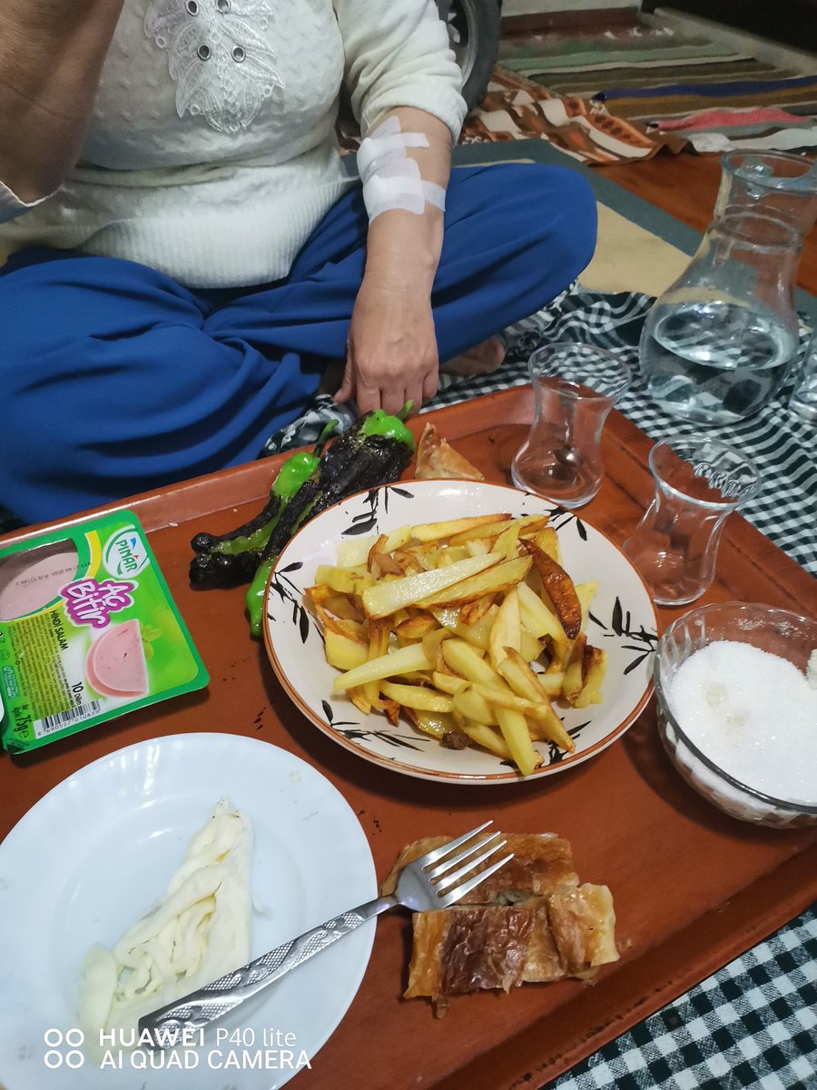 Emrebeytespih's tweet photo. Bugün malum diyaliz günüydü annem  yorgun olmasına rağmen kalkıp böyle mükemmel bir sofra hazırladı buyurun benim gönlü güzel abilerim ablalarım kardeşlerim beraber olsun 🤍🤲🥰 https://t.co/8vGmLOf2ff