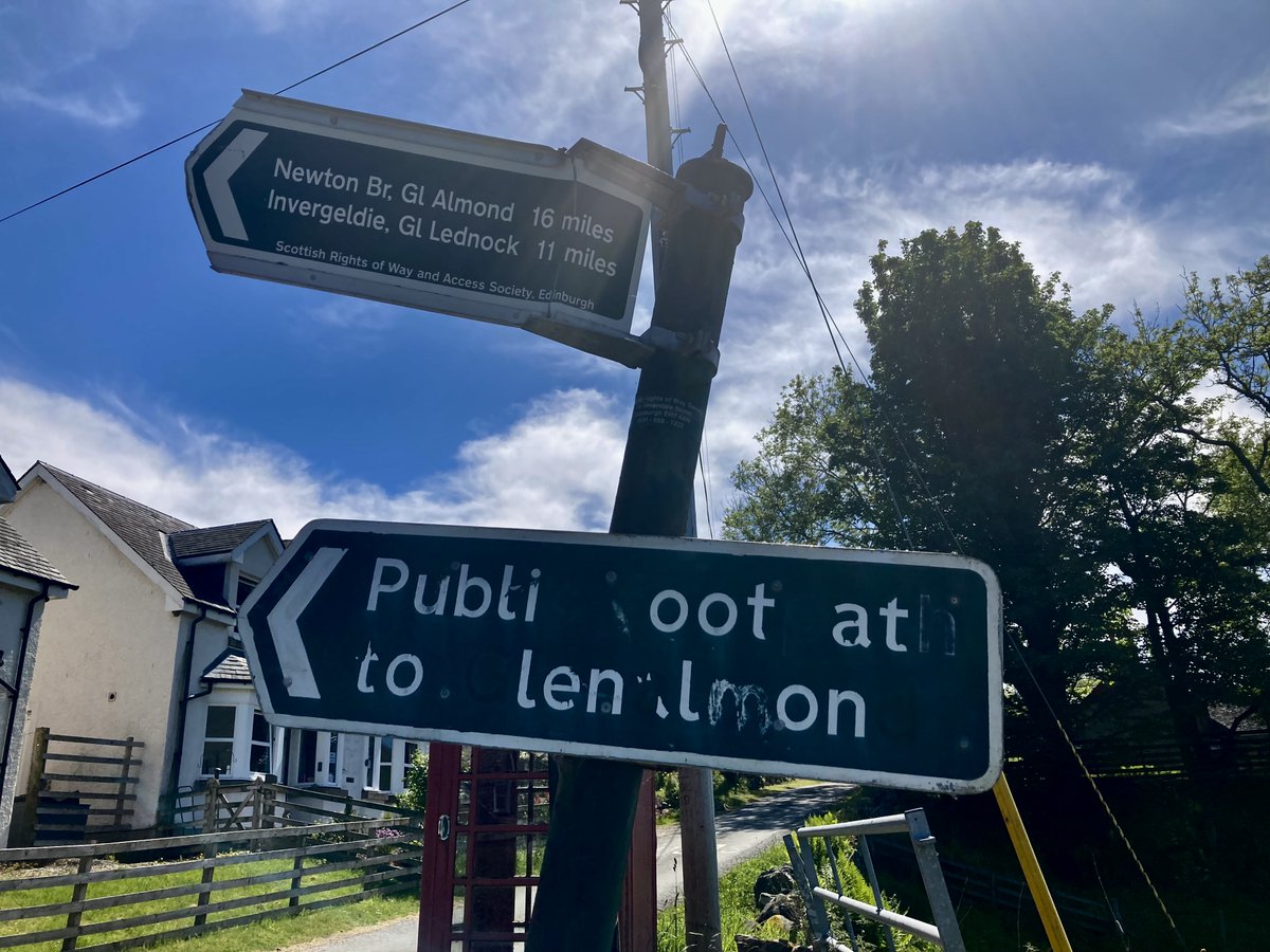 Loch Tay south shore, fingerpost in need of some TLC ! #fingerpostfriday #lochtay #scotways