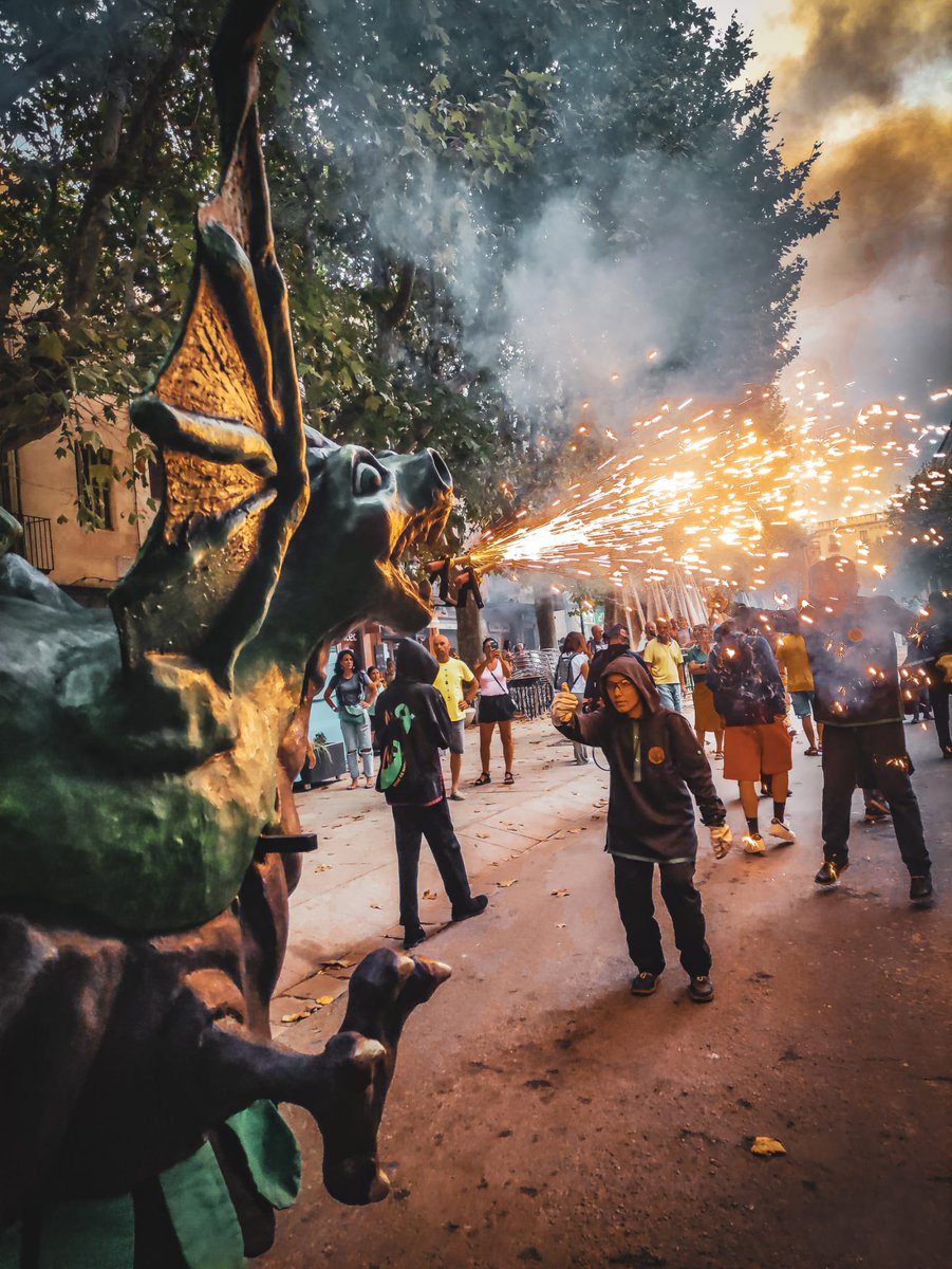 🔴 PUJADA A L'AJUNTAMENT

Aquest any més aviat que mai, el proper dissabte 25 de març tornarem a sortir als carrers en cercavila i foc per fer cap a l'Ajuntament, on esperarem que arribi la Diada de Sant Jordi, juntament amb la Família Robafaves i els Nans.

⬇️

📸 O. Mateos