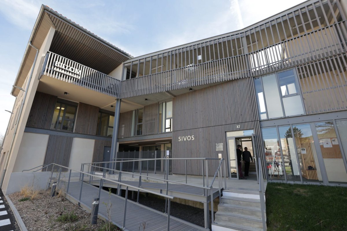 Departement63's tweet photo. ✂️ [INAUGURATION] 
Retour en images sur l'inauguration du nouveau siège de #BillomCommunauté et du #SIVOS de la région de Billom, mais également de la résidence de logements sociaux La Brosserie. Ce projet s'est construit en partenariat avec @Ophis63 https://t.co/Oslhq6ibyY