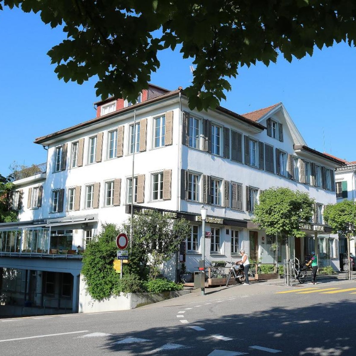 SwissQuality's tweet photo. Wir sind stolz, das Hotel Linde in Heiden als Neumitglied bei Swiss Quality Hotels willkommen zu heissen! Das charmante traditionsreiche Boutique Hotel mit 20 neu renovierten gemütlichen Gästezimmern, liegt im Zentrum des Biedermeier-Dorfes Heiden. 
#SwissQualityHotels https://t.co/YTI2n1Li1X