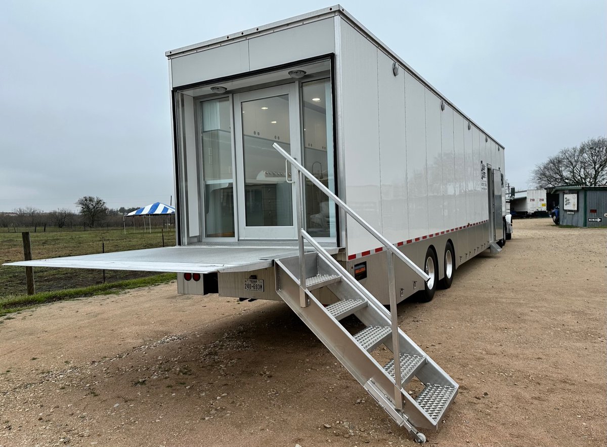 FilmFleet's tweet photo. Meet 259!  Our newest beauty queen has arrived!  Our Ultra 53' Costume Trailer features full-size (side-by-side) washer and dryer, brilliant lighting, dual access jockey boxes with slide-out drawers, an abundance of storage space, and so much more. https://t.co/wKrN7f9Cub
