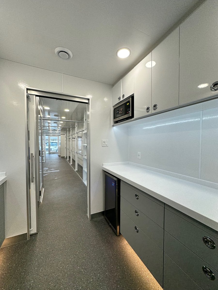 FilmFleet's tweet photo. Meet 259!  Our newest beauty queen has arrived!  Our Ultra 53' Costume Trailer features full-size (side-by-side) washer and dryer, brilliant lighting, dual access jockey boxes with slide-out drawers, an abundance of storage space, and so much more. https://t.co/wKrN7f9Cub