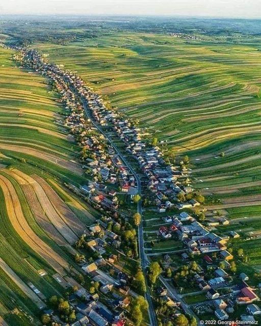 GeotechTips's tweet photo. Soluzawa es un pueblo de Polonia,  con una población de 6000 personas. Viven en una calle de 9 km de largo, y es la calle más larga del país. Detrás de sus hogares se encuentran sus tierras de agricultura. https://t.co/KcR4AsvE7Z
