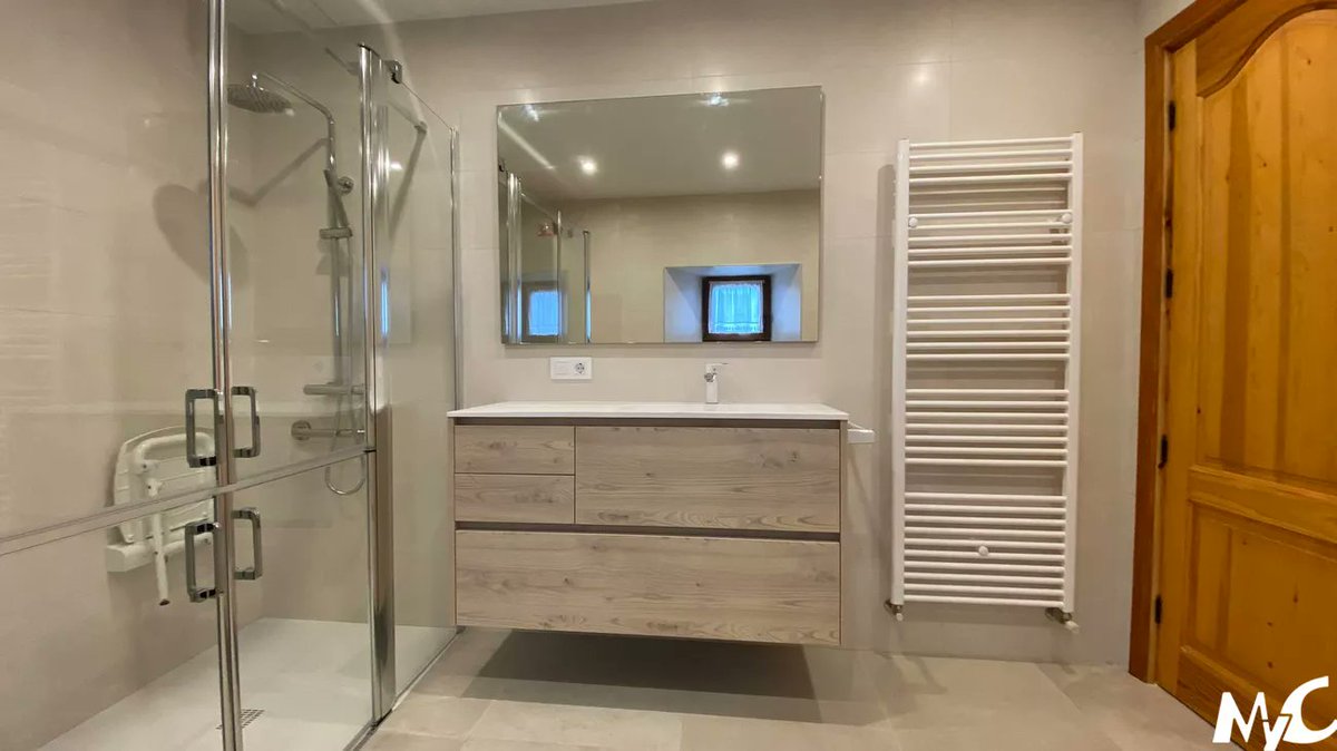 mycandosilla's tweet photo. Instalación completa de baño compuesto con: mueble de 120 con 4 cajones, lavabo desplazado, espejo sobre tablero a medida y mueble columna con lavadora vista. Mampara de cuatro puertas pensada para personas de movilidad reducida y con dos fijos, uno de ellos en color ácido. https://t.co/YFnPtUQ5il
