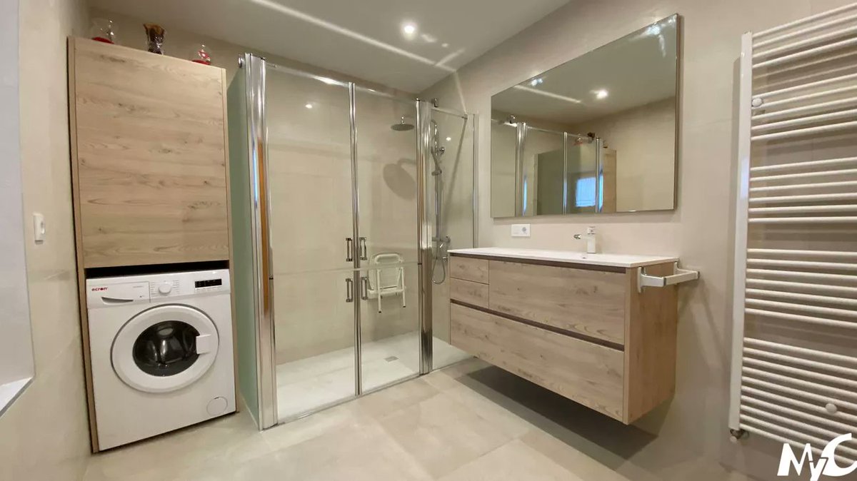 mycandosilla's tweet photo. Instalación completa de baño compuesto con: mueble de 120 con 4 cajones, lavabo desplazado, espejo sobre tablero a medida y mueble columna con lavadora vista. Mampara de cuatro puertas pensada para personas de movilidad reducida y con dos fijos, uno de ellos en color ácido. https://t.co/YFnPtUQ5il