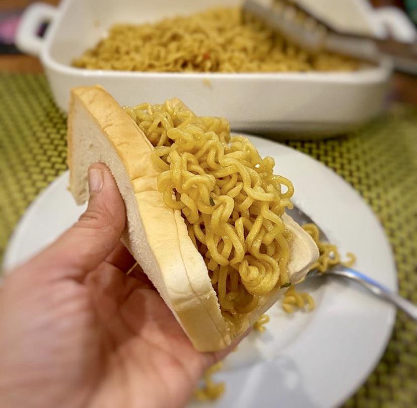 iteyoupone's tweet photo. pancit canton, anyone? https://t.co/vH9HMHc73s