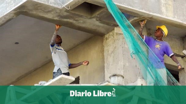 MarcSantna's tweet photo. Abinader se esta burlando de nosotros. Dizque una Cumbre Patriotica , cuando con un solo decreto que ordene sean arrestados y sometidos a la justicia  los encargados de obras  e ingenieros donde se encuentren laborando haitianos ilegales se hace un gran avance en los propositos ! https://t.co/WCEYKhFGqu