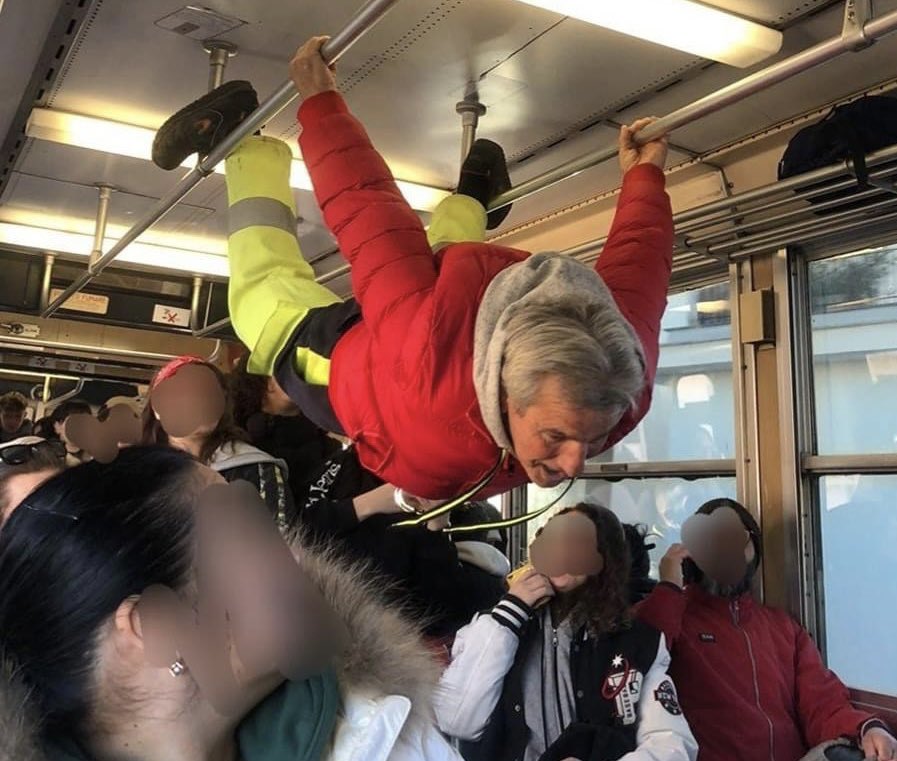 Droghiere's tweet photo. “Prendi i mezzi pubblici, c’è gente apposto” 

E poi: https://t.co/fDQ9g18vu6