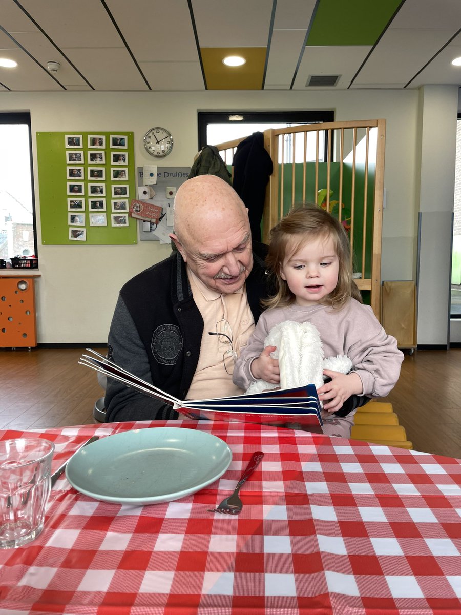 Samen aan tafel, want vandaag is het Nationale Pannenkoekdag! Dé dag waarop opa's en oma's in het zonnetje worden gezet met een heerlijke zelfgemaakte pannenkoek. Wat een pret!
 
#nationalepannenkoekdag #jongbaktvooroud #samenaantafel #bakplezier