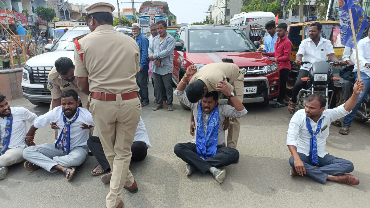 Naresh63616939's tweet photo. #RSP4UnemployedYouth
#BSP4UnemplyedYouth
#BSP4Transparency
#RSP4Transparency
#CancelGroup1
#CancelTSPSC
#RSPHungerStrike
#TSPSCLeaks
#KCRFailedTelangana https://t.co/AI4vpWM0n7