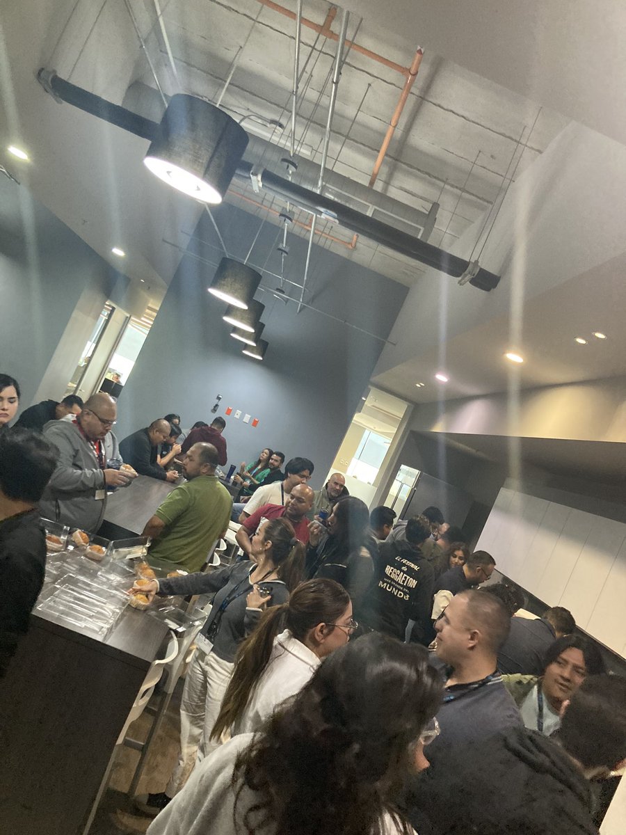 Treating our new bbtech wave with muffins <a href="/EsperanzaaaaM/">Esperanza Moreno</a> <a href="/antoniov_mex/">Antonio Vazquez</a> <a href="/FrankyALV/">Frankie Lopez</a> #lifeatatt